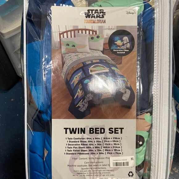 Star Wars Mandalorian 8 Pieces Baby
Yoda" Kids Reversible Full
Bed Set - Picture 10 of 13